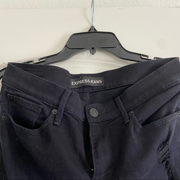 Express Women’s Size 8 Black Distressed / Ripped skinny jeans.
